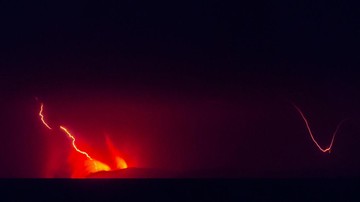 Menguak Misteri Petir Vulkanik: Kilatan Dahsyat dari Jantung Erupsi Gunung, Apa Maknanya Bagi Kita?