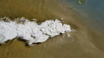 Ketika Langit Berbicara: Menguak Peran Satelit NASA dalam Memantau Erupsi Dahsyat Anak Krakatau dan Dampaknya Bagi Kita